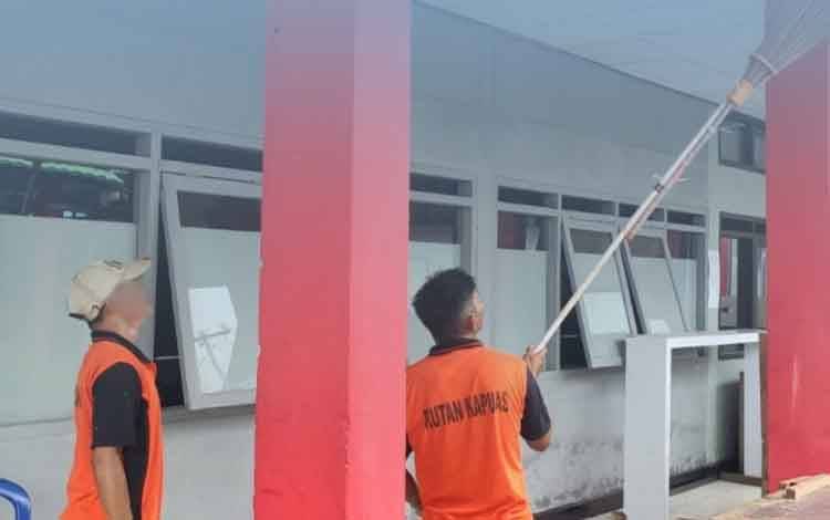 WBP Rutan Kapuas Lakukan Pembersihan Lingkungan