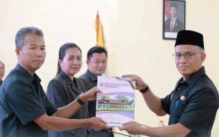 Pemkab Lamandau Serahkan Nota Keuangan dan Ranperda APBD 2025