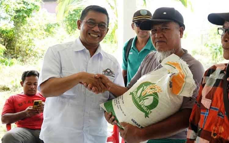 Pj Bupati Lamandau Salurkan Bantuan Pangan untuk Warga Kahingai