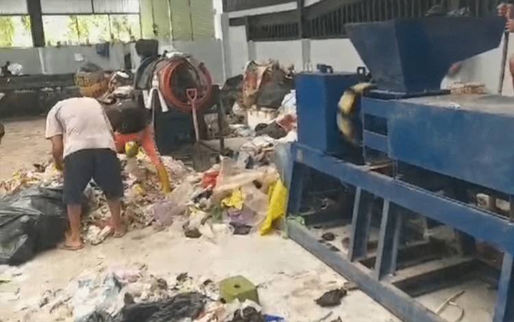 Sampah Plastik di Palangka Raya Disulap Jadi Paving