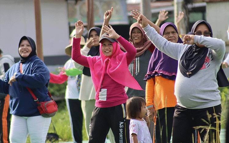 Meskipun Hujan, Masyarakat Pulpis Tetap Antusias Ikut Senam Jumat