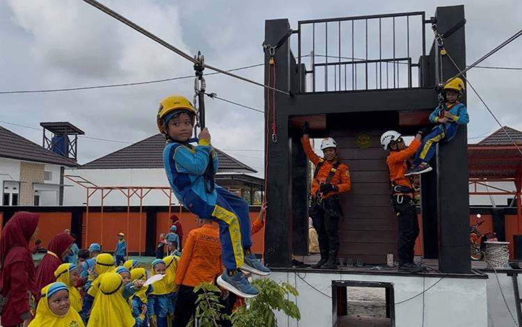 Basarnas Palangka Raya Ajarkan Keselamatan Kepada Siswa TK dan PAUD Tiara Az Zahra
