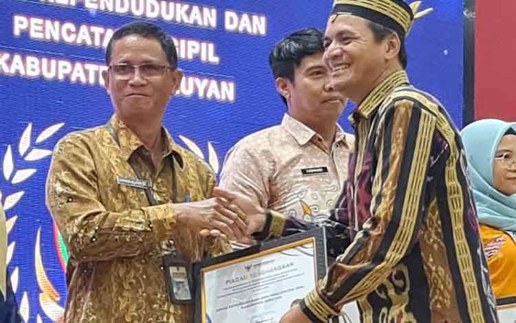 Disdukcapil Seruyan Raih Penghargaan Ombudsman RI