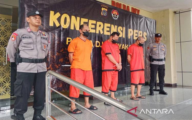 Polisi Bekuk Tiga Tersangka Penipuan Bermodus Pinjaman Rp25 Miliar