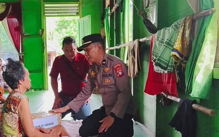 Polri Peduli, Polsek Timpah Door to Door Beri Bantuan Bahan Pokok untuk Warga