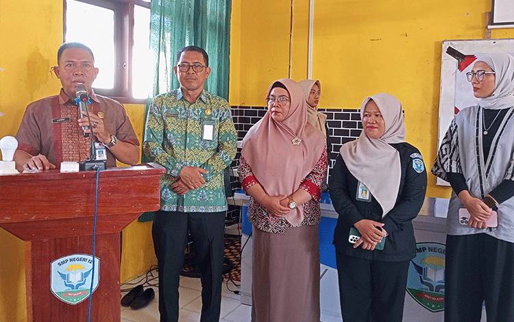 Disdikbud Kobar Resmikan Absen Online Siswa di SMPN 12 Arsel