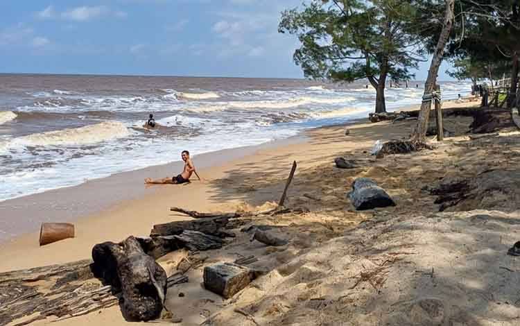 Waspada Potensi Gelombang Tinggi di Pantai Ujung Pandaran Saat Libur Nataru