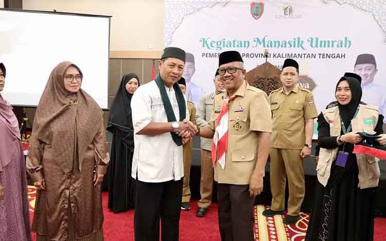 Plt Sekda Kalteng Lepas Keberangkatan 100 Jemaah Umrah