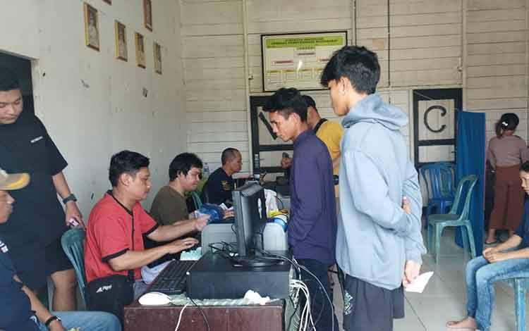 Dinas Dukcapil Kapuas Jemput Bola Layani Warga Desa Jakatan Pari