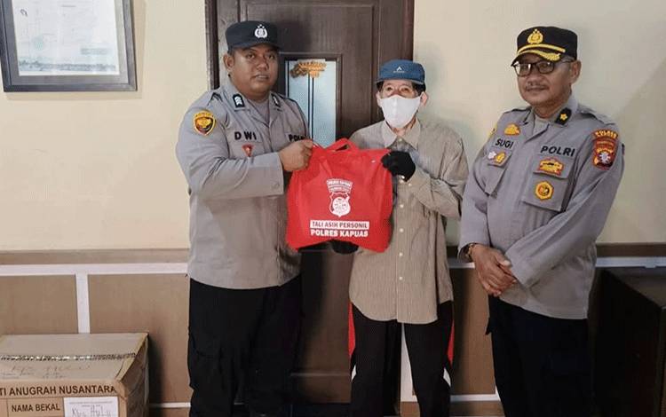 Baglog Polres Kapuas Salurkan Bansos Bahan Pokok untuk Warga