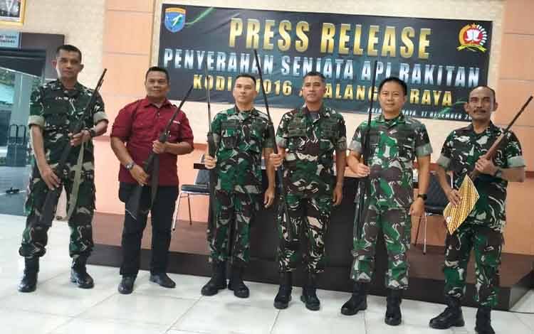 Kodim Palangka Raya Terima 6 Pucuk Senpi Rakitan dari Masyarakat