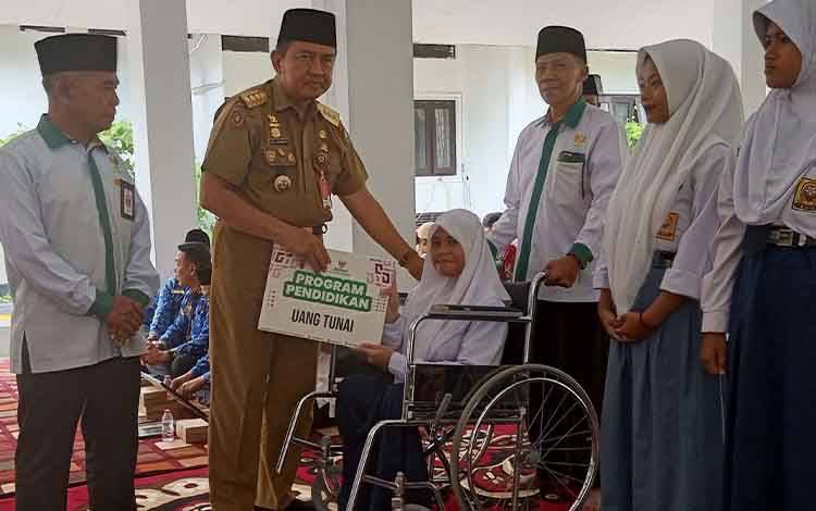 Pemkab Kobar Salurkan Zakat, Infaq, dan Sedekah