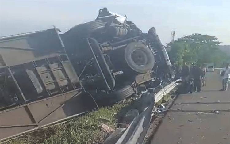 Bus Rombongan Aparatur Desa Kecamatan Kahayan Hilir dan Maliku Pulang Pisau Terguling di Tol Semarang