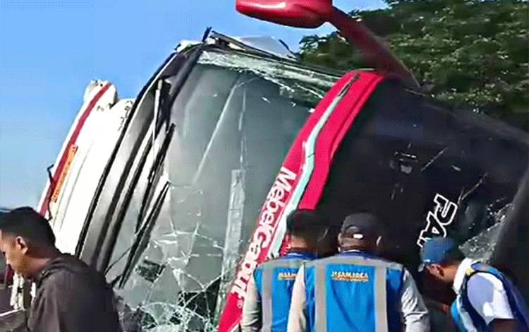 Korban Kecelakaan Bus Rombongan Aparatur Desa Pulang Pisau di Jalan Tol Gedawang Semarang Alami Luka-Luka