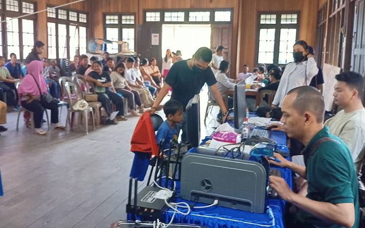 Pelayanan Jemput Bola Disdukcapil Kapuas di Wilayah Hulu Terus Berlanjut