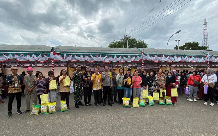 Beragam Komoditas Disediakan dengan Harga Terjangkau saat Gerakan Pangan Murah di Kapuas