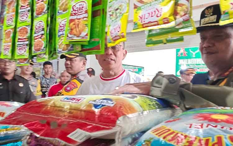 Jelang Natal dan Tahun Baru, Pj Bupati Seruyan Pantau Harga dan Stok Pangan di Pasar