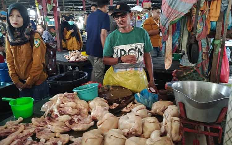 Jelang Natal dan Tahun Baru, Harga Daging Ayam Potong di Kuala Pembuang Tetap Stabil