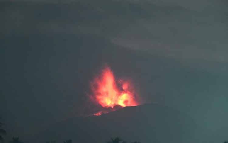 Gunung Ibu Kembali Luncurkan Sinar Api Setinggi 300 Meter