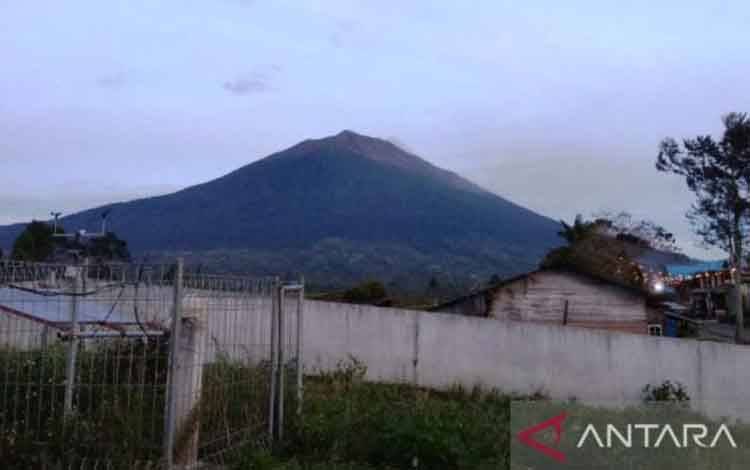 Gunung Kerinci Lebih 1.884 Kali Gempa dan Berpotensi Erupsi Tiba-tiba