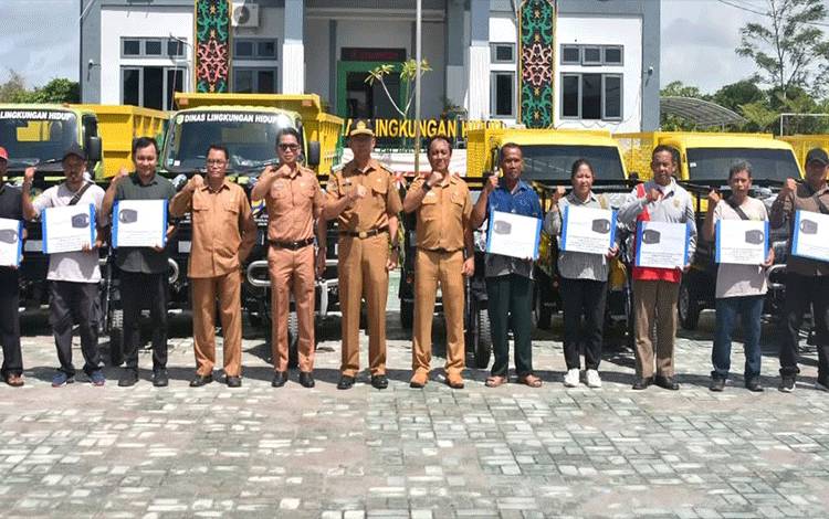 Pj Wali Kota Palangka Raya Serahkan Armada Baru Angkutan Sampah