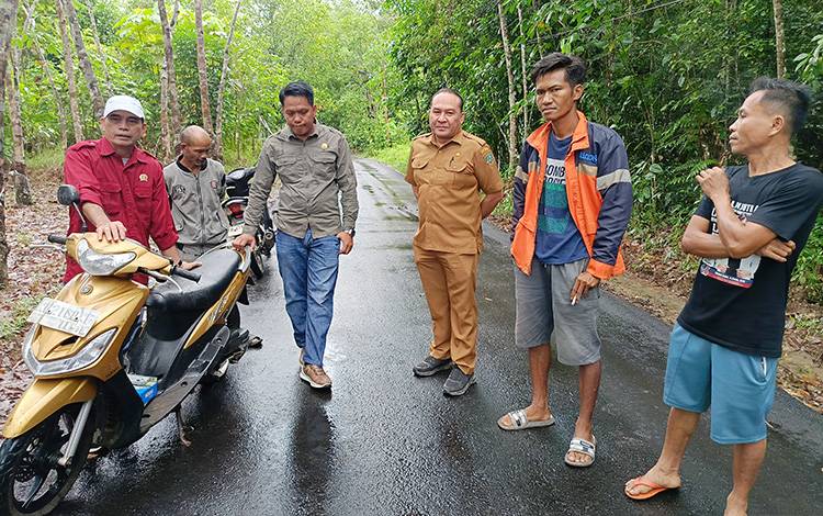 Komisi III DPRD Barito Timur Temukan Aspal Jalan Baruh Rintis Hanya Setebal 1,5 Sentimeter