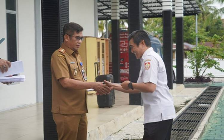 Diskominfosantik Kalteng Serahkan Tali Asih kepada PPNPN
