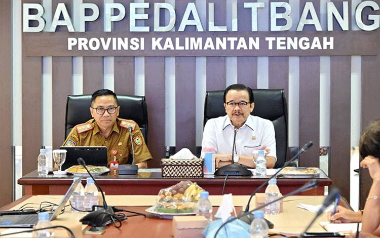 Bappedalitbang Kalteng Bahas RUU Hak Masyarakat Adat bersama Teras Narang