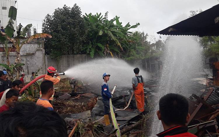 Kebakaran Rumah Kosong di Jalan Sesep Madu Palangka Raya Diduga Akibat Pembakaran Sarang Lebah