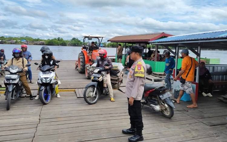 Polsek Kapuas Barat Patroli Sambangi Feri Penyeberangan