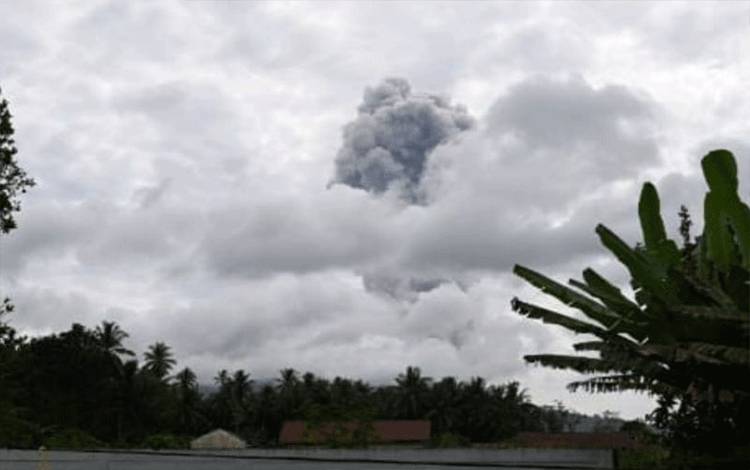 Gunung Ibu Kembali Semburkan Abu Vulkanik