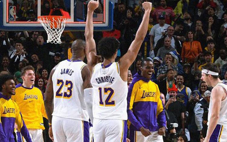 Lakers Tumbangkan Warriors di Laga Sengit Hari Natal