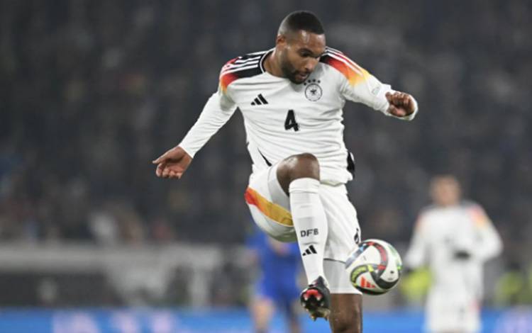 Barcelona Dirumorkan Memimpin Perburuan Bek Leverkusen Jonathan Tah