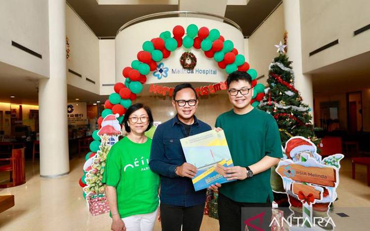 Wamendagri Beri Kado Istimewa kepada Bayi Lahir saat Natal