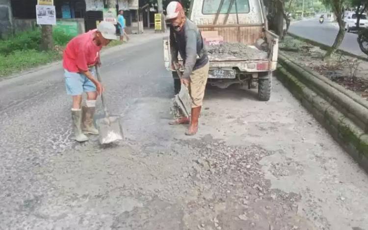 PUPR Kobar Tambal Lubang di Jalan Malijo