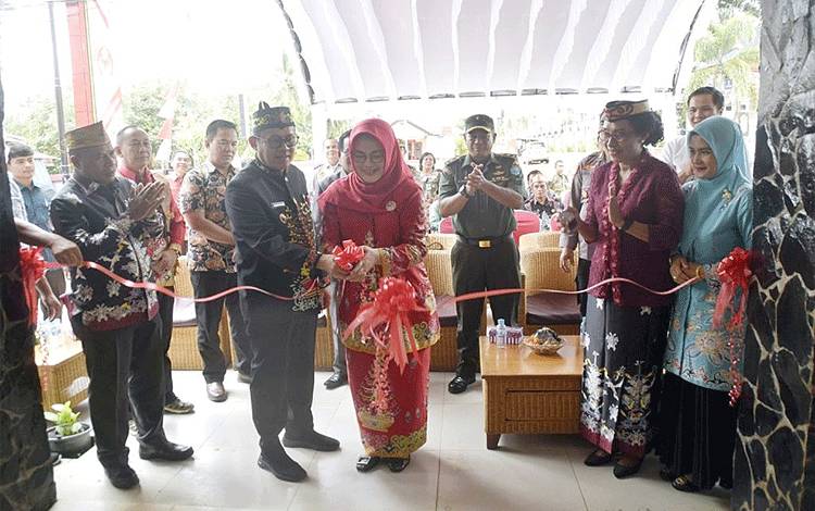 Pj Bupati Barito Timur Resmikan Galeri Dekranasda sebagai Pusat Promosi Kerajinan Lokal