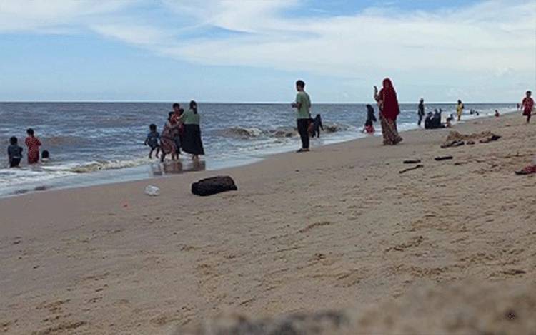 Wisatawan Diimbau Waspada Ubur-Ubur saat Berenang di Pantai Ujung Pandaran