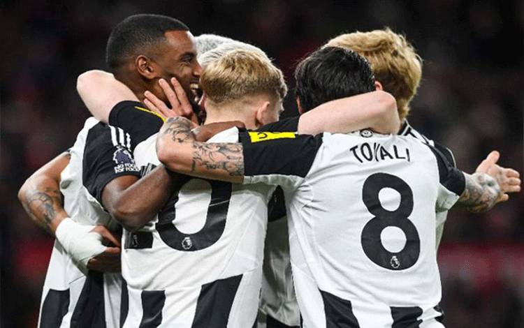 Newcastle Pecundangi Tuan Rumah Manchester United dengan Skor 2-0