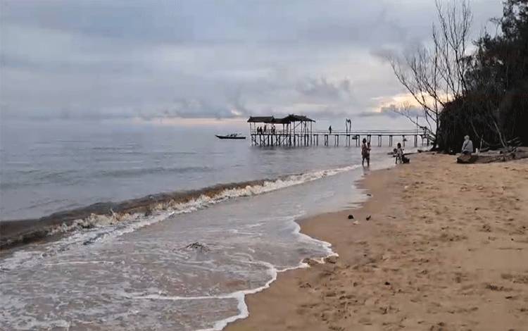 Diperkirakan 5 Ribu Pengunjung Padati Wisata Pantai Ujung Pandaran Pada Libur Tahun Baru 2025