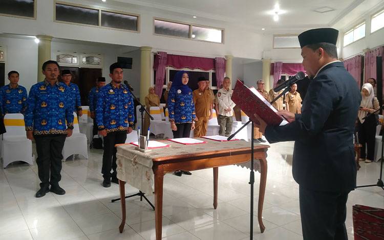 Pj Bupati Sukamara Lantik 13 Penjabat Fungsional PUPR dan PMPTSP