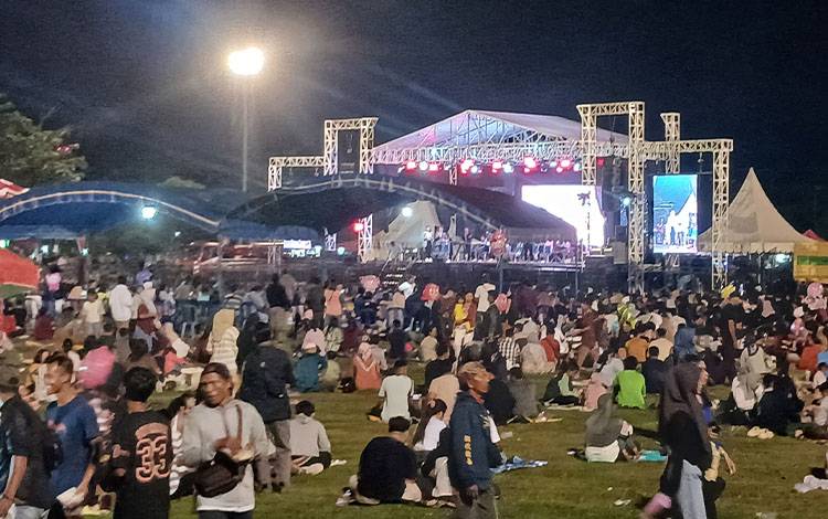 Rayakan Pergantian Tahun, Ribuan Warga Katingan Padati Lapangan Sport Center