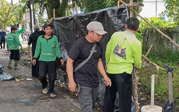 DLHK Kapuas Tutup TPS di Depan Gang Komplek Pemuda Permai