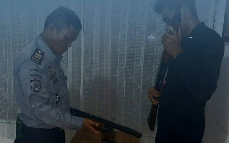Kepala KPR Rutan Kapuas Cek Persenjataan