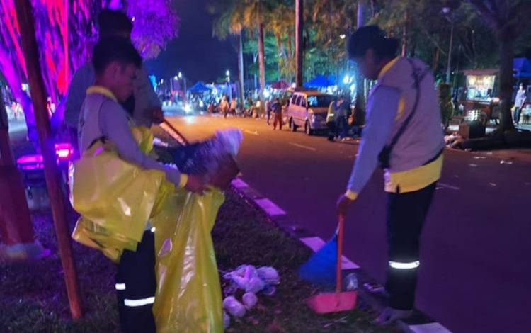 DLH Bersihkan Sampah di Lokasi Malam Tahun Baru di Bundaran Besar, Catat Ada Sekitar 10 Ton