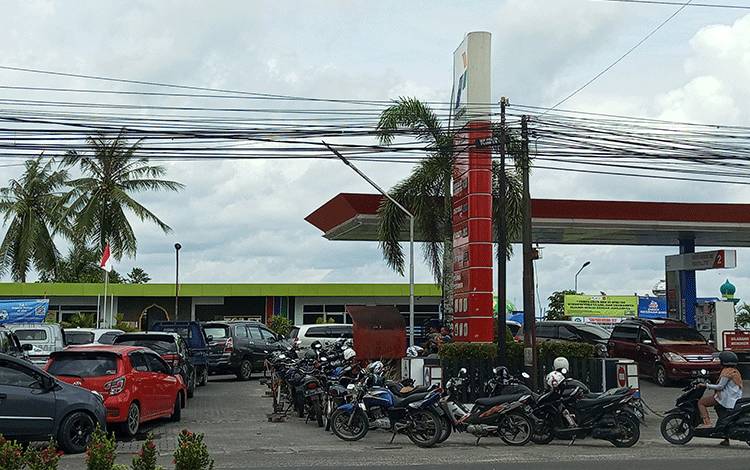 Warga Kobar Keluhkan Maraknya Langsir BBM Hingga Antrean Panjang di SPBU