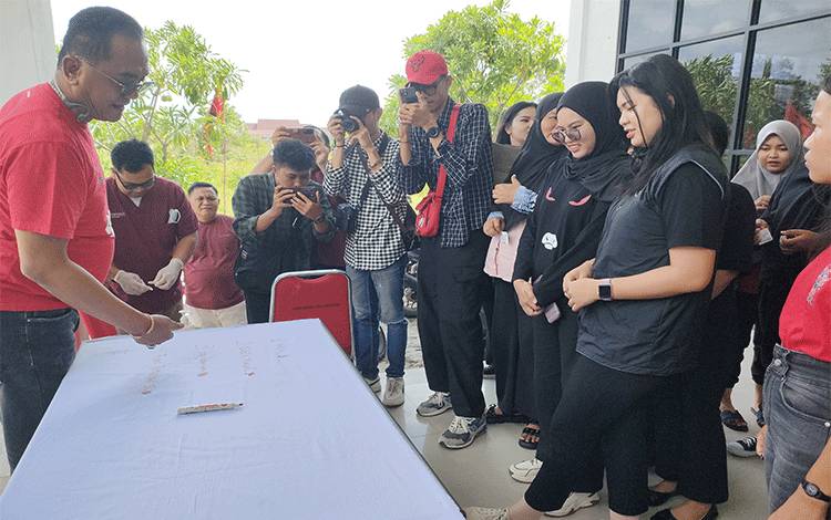 PDIP Kalteng Gelar Aksi Cap Jempol Darah, Tegaskan Komitmen pada Demokrasi dan Hukum