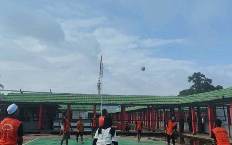 Petugas dan WBP Rutan Kapuas Antusias Bersama Ikuti Olahraga Voli