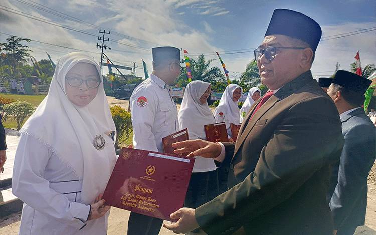 Kemenag Kotim Apresiasi Dedikasi Guru dengan Penghargaan Satya Lencana Karya Satya