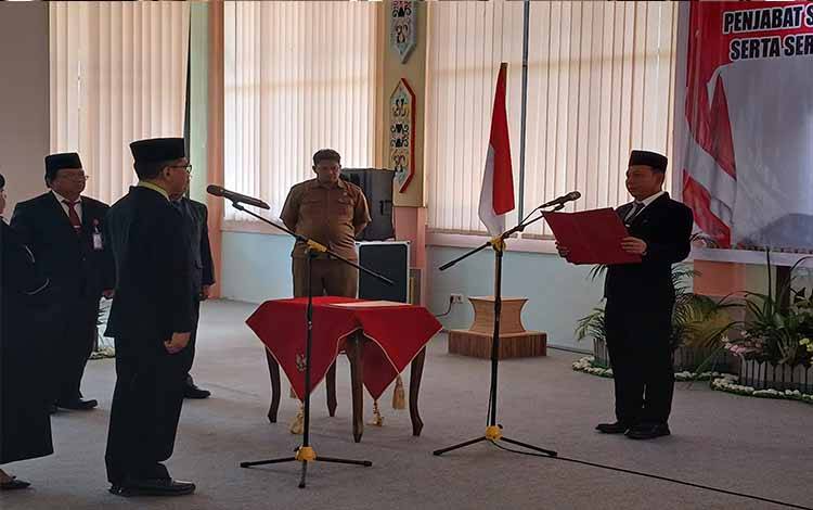 Pj Bupati Katingan Lantik Penjabat Sekda, Begini Pesannya