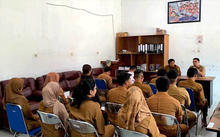 Camat Lahei Barat Pimpin Rapat Evaluasi Kinerja dan Rencana Kerja 2025